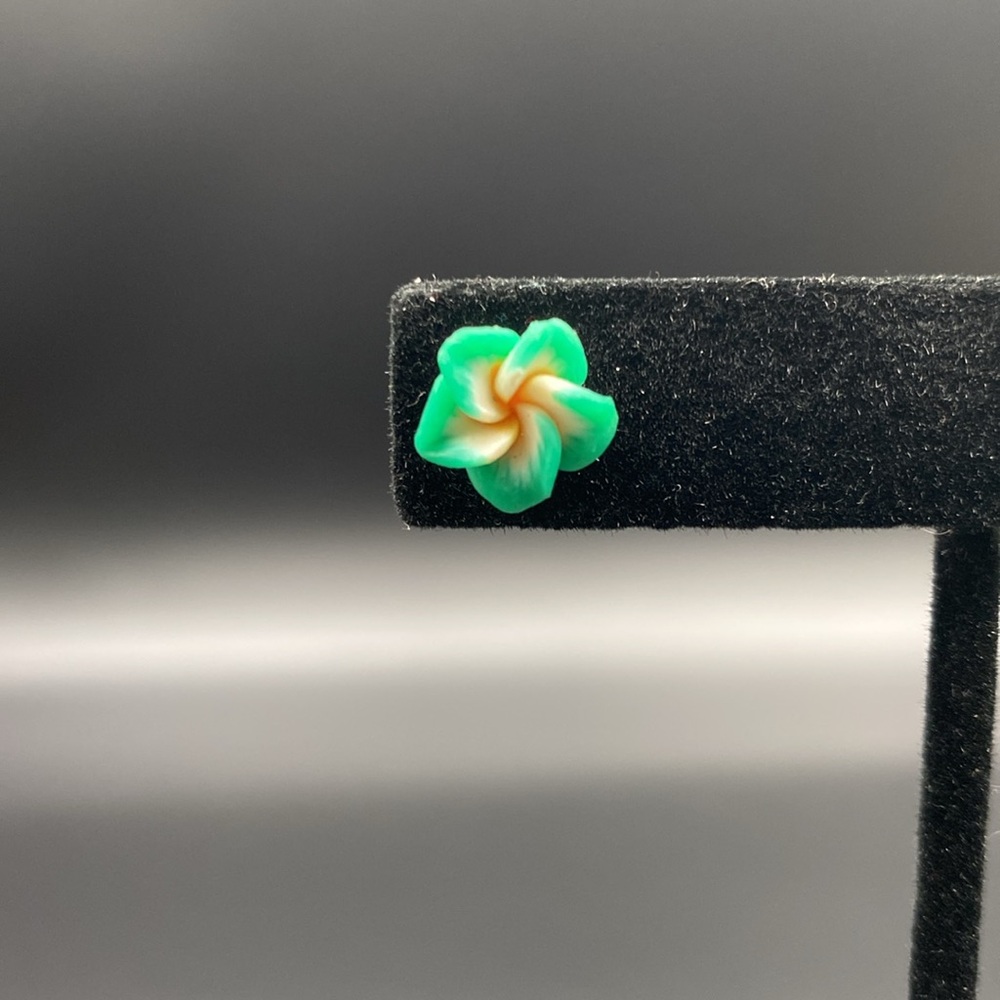 Item 427 Flower Stud Earrings - Picture 3 of 4